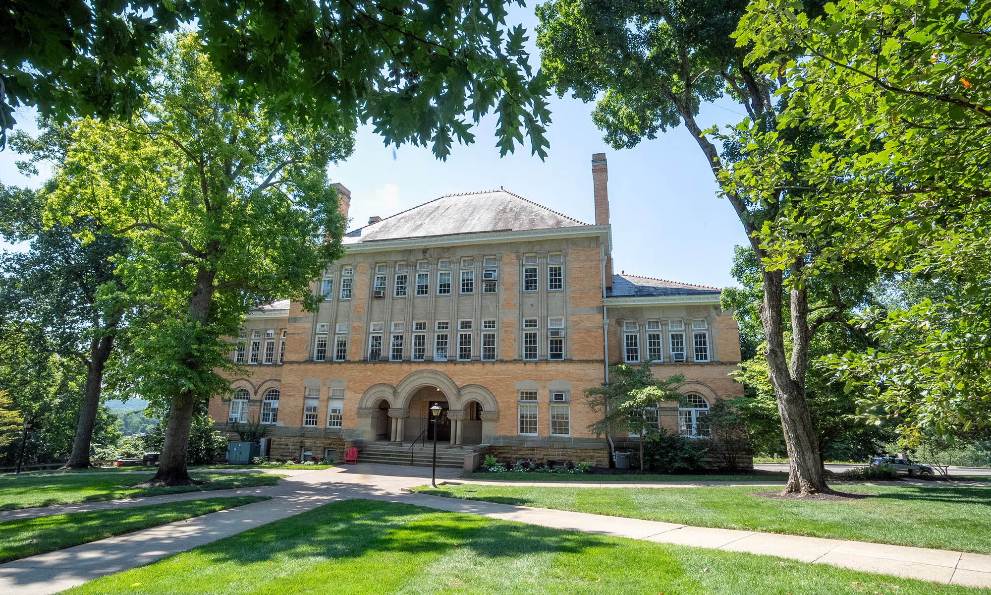 View of Knobel Hall (formerly Doane Hall) before construction of King Center for Data & Innovation.