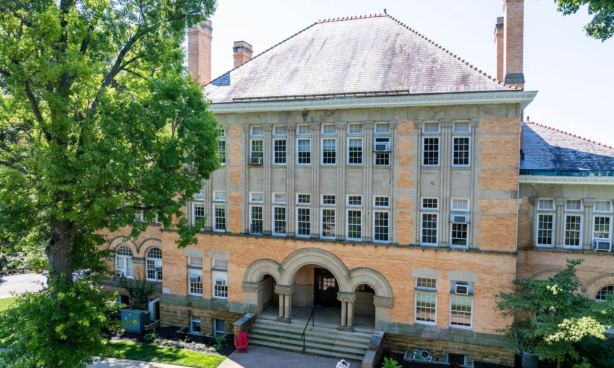 View of Knobel Hall (formerly Doane Hall) before construction of King Center for Data & Innovation.