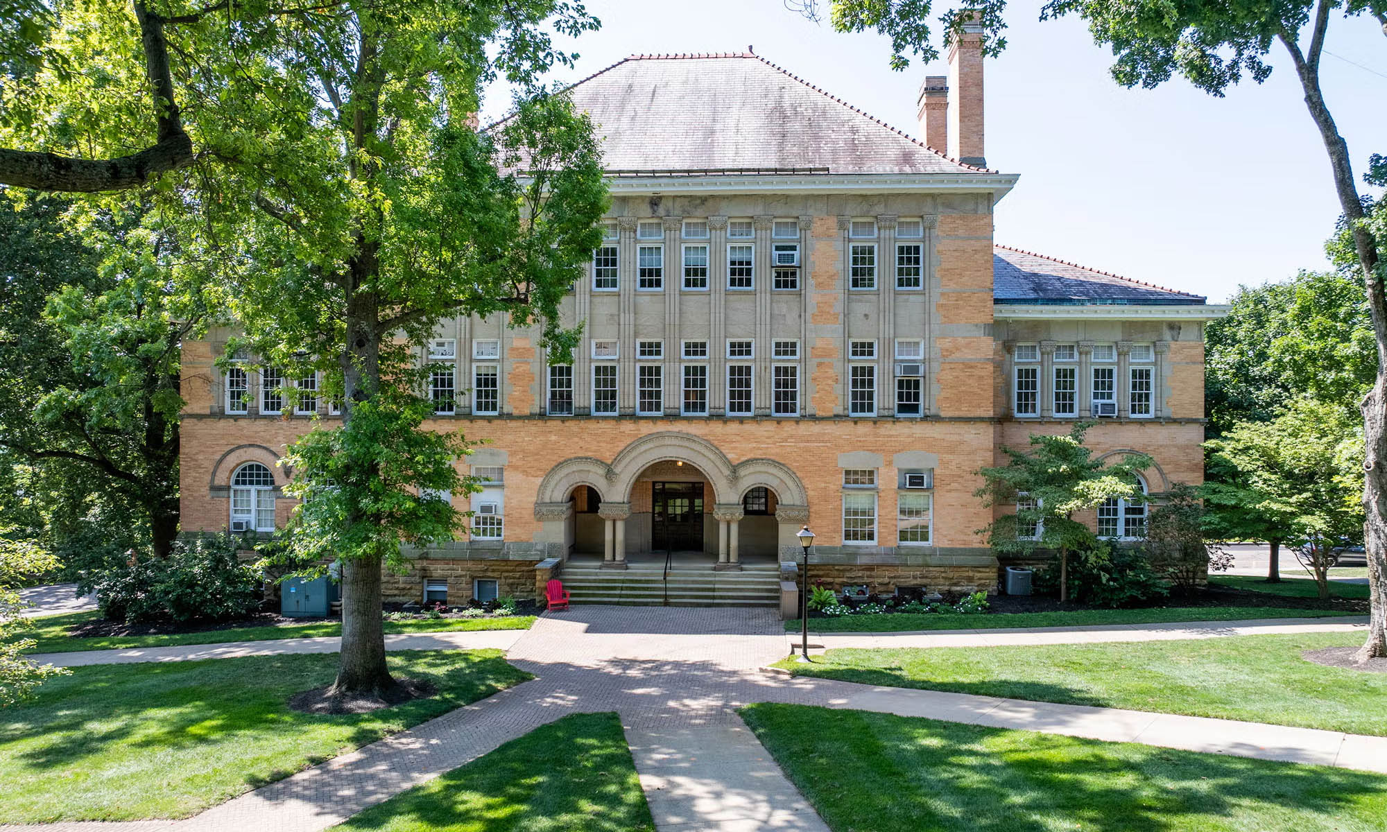 View of Knobel Hall (formerly Doane Hall) before construction of King Center for Data & Innovation.
