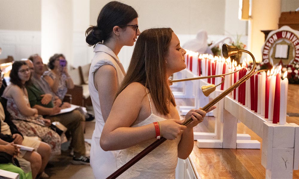 Students light their candles.