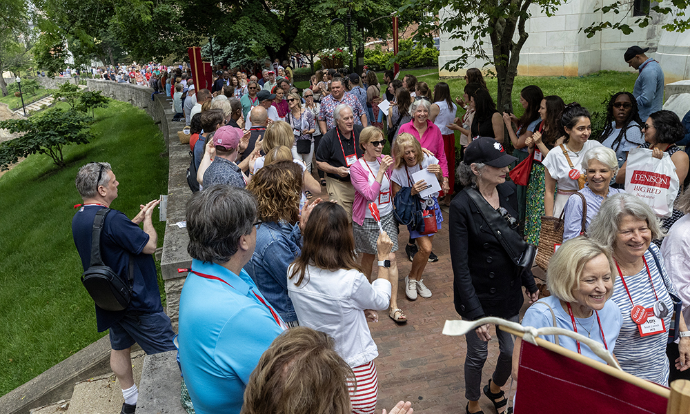 Hundreds of alumni walk together on Chapel Walk in the traditional Parade of Classes.