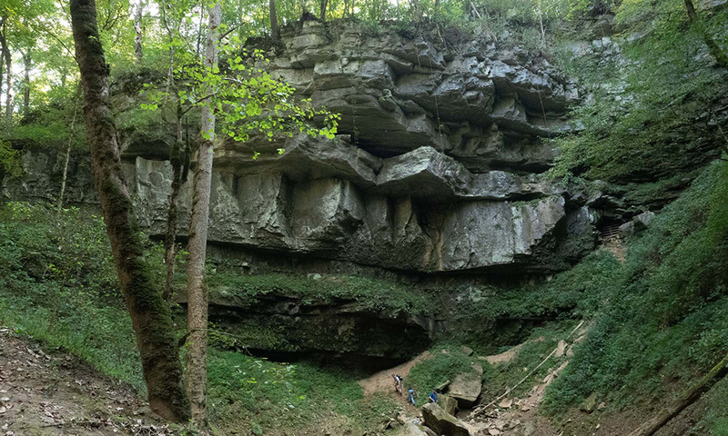 A field trip brings students in close contact with layered sediments and water erosion at the Cumberland Plateau.