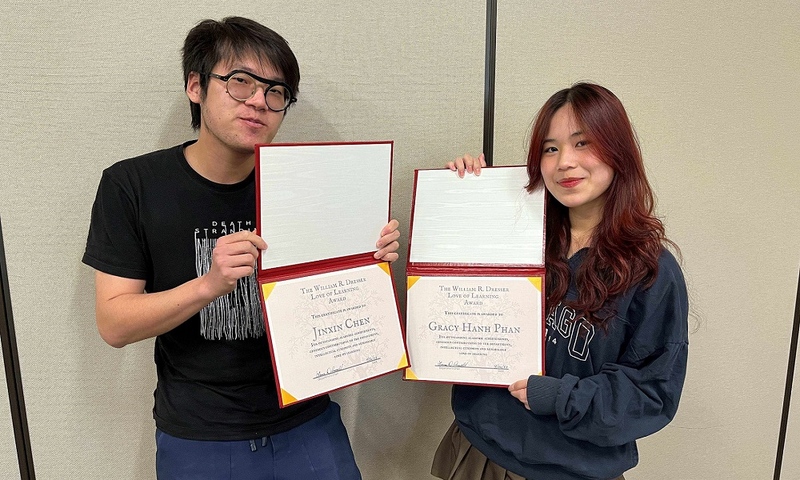 Jinxin Chen and Gracy Hahn Phan holding their awards