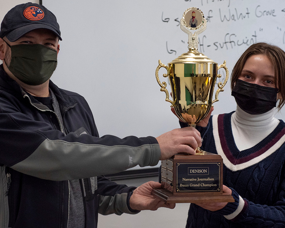 Professor Erik Klemetti presents Ava Goodwin '23 with the Grand Buzzy Champion Award