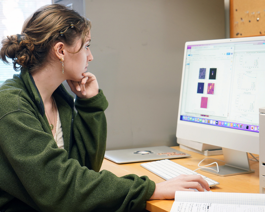 Jaelyn Roth ’23, building a graph to illustrate her research