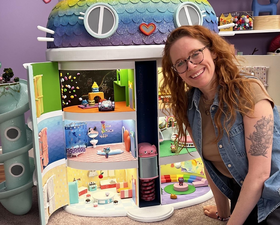 Caitlin Hodson '12 on the set of Gabby's Dollhouse.