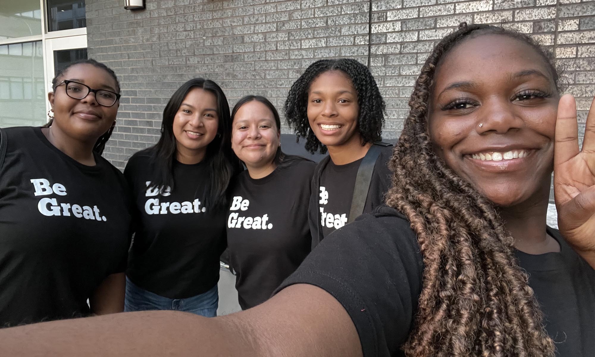 Denison first-year students pose for a selfie