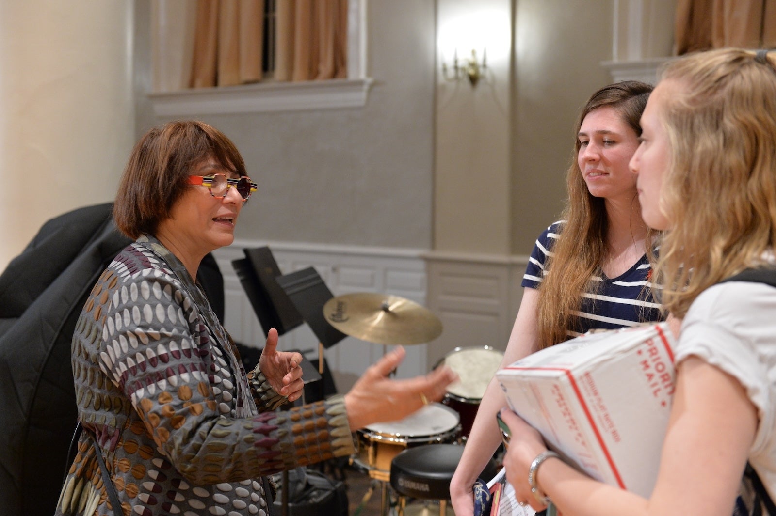Harvard psychologist Mahzarin Banaji talks with students