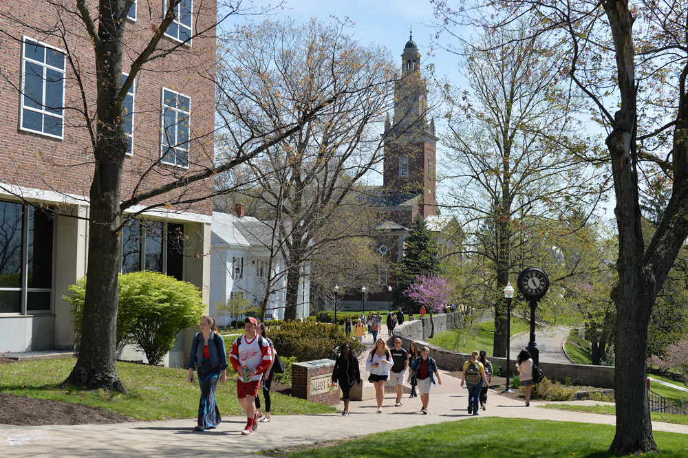 Students walking from chapel walk to academic quad