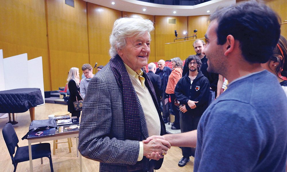Hal Holbrook meeting a student