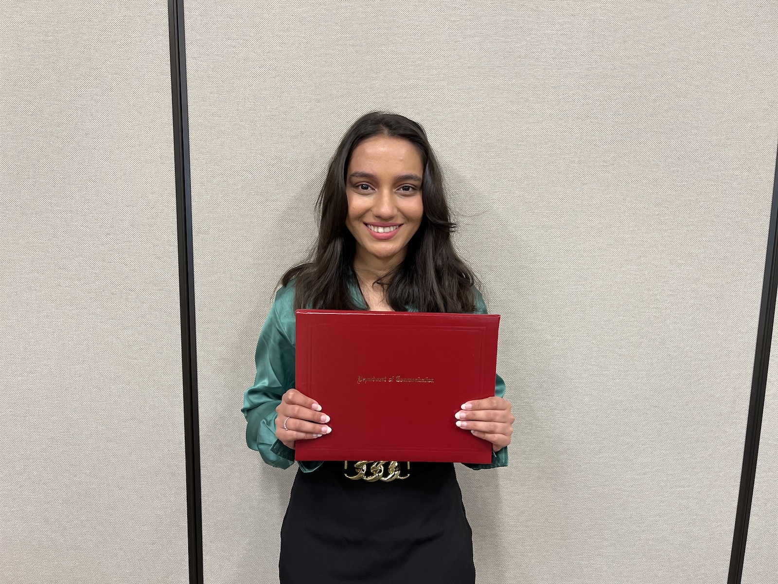 Priyanshi Kanoria holding her award