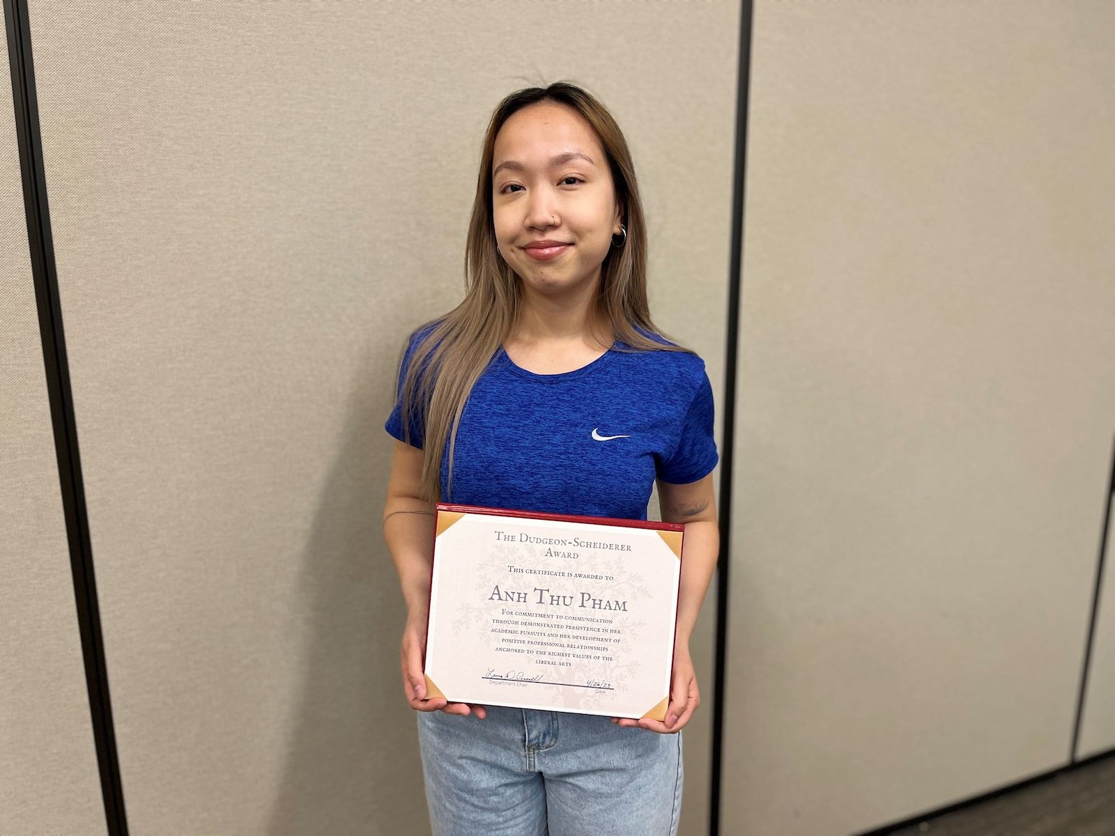 Anh Thu Pham holding her award