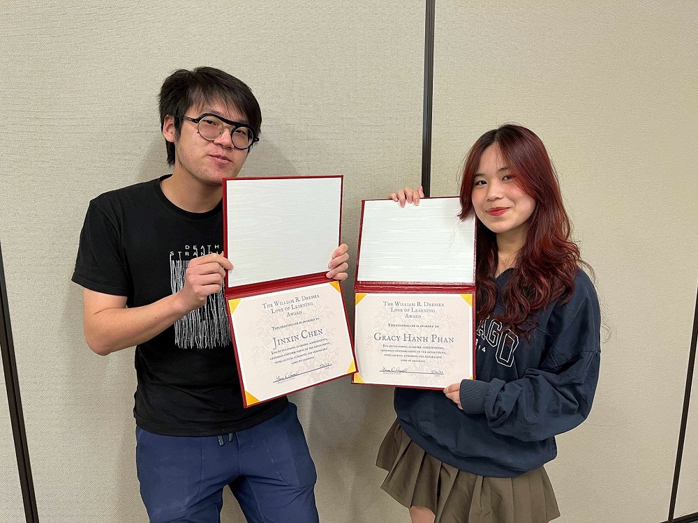 Jinxin Chen and Gracy Hahn Phan holding their awards