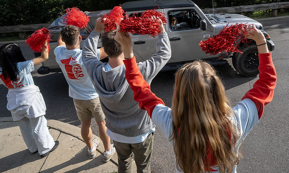 Students welcoming first-year students to campus at move-in.