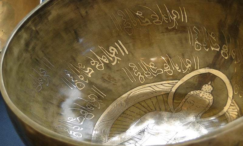 Singing bowl with Buddha in the middle