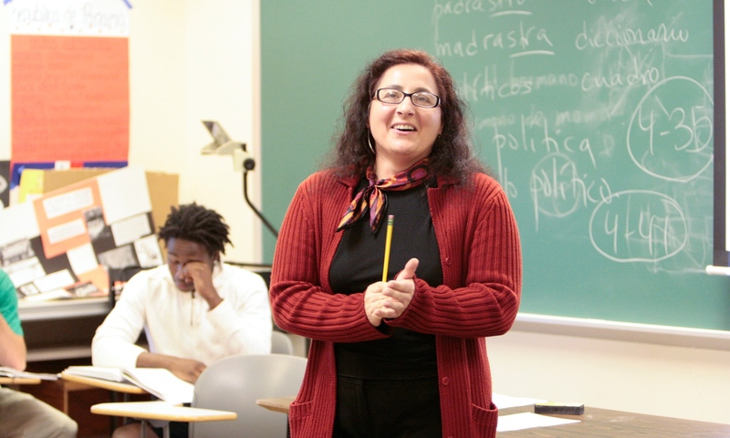 Professor Dosinda Alvite leading a class