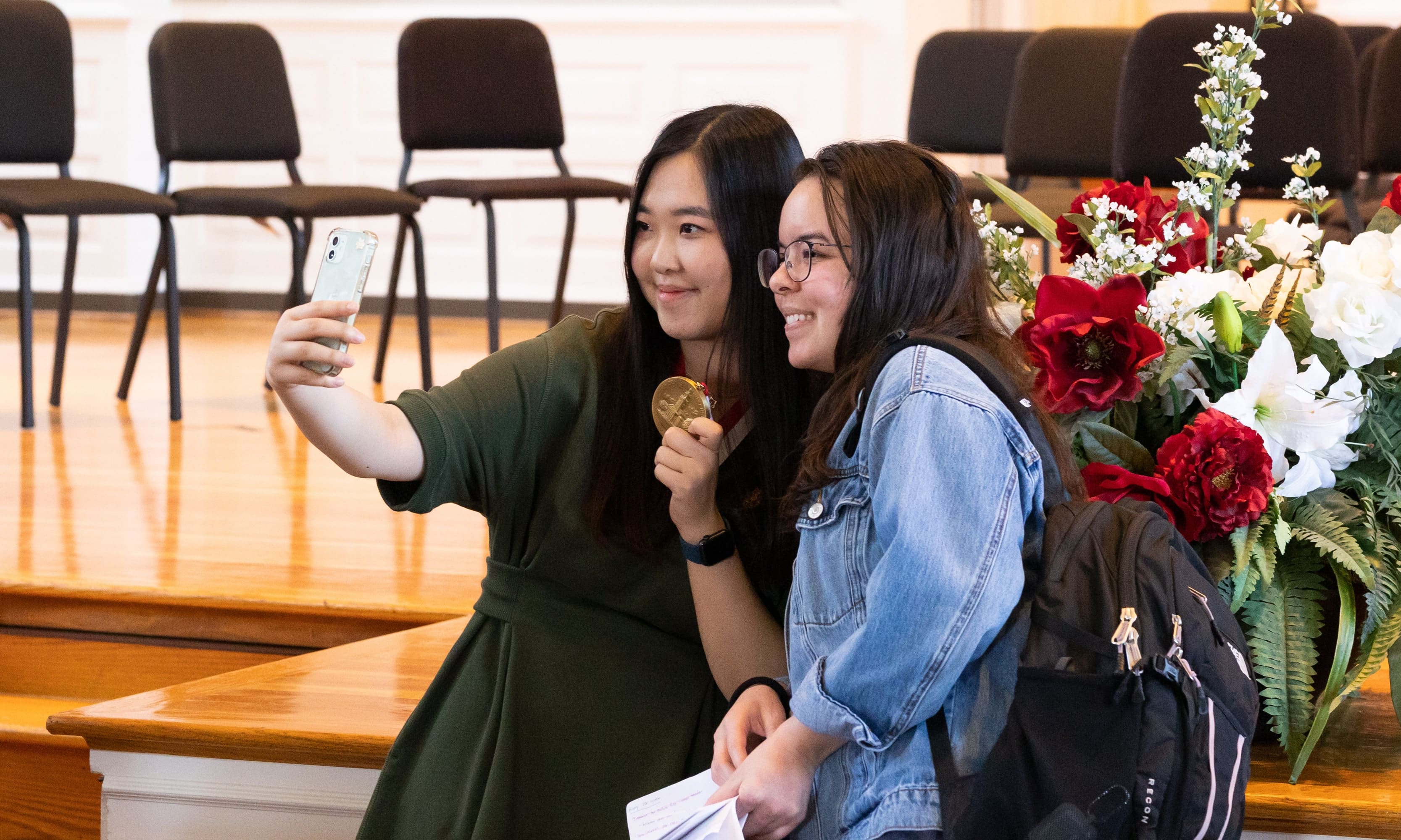 Sueshin Moon ’22 takes a selfie with a friend